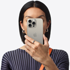 Una persona sostiene un iPhone 15 Pro Max frente a su cara